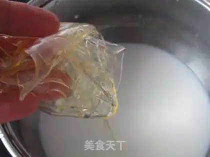 Make Flamingo Moss ice cream cup step 1