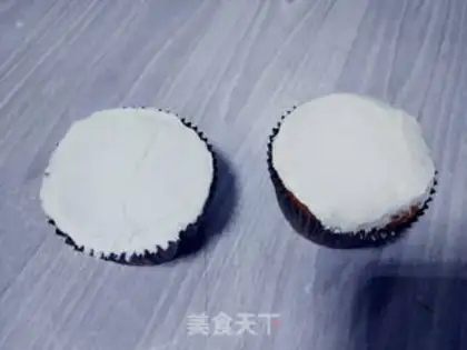 Make The raccoon paints a stereocake step 16