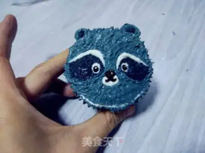 Make The raccoon paints a stereocake step 24