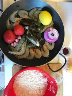 Make Spanish seafood step 0