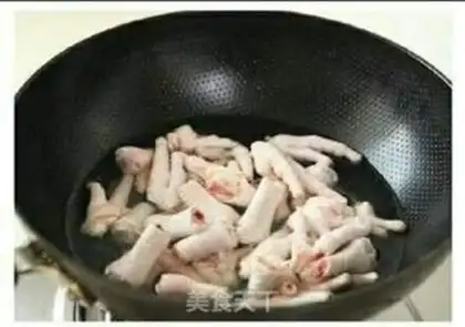 Make Homemade chili chicken claws step 1
