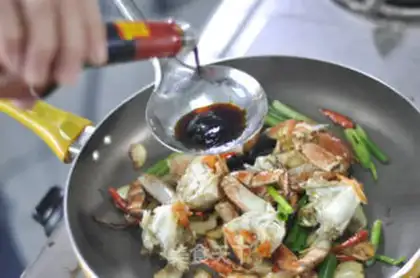Make Hot, spicy crabs step 4