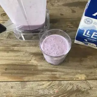 Make Blueberry milkshake step 1