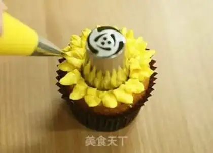Make Sunflower fencake step 8