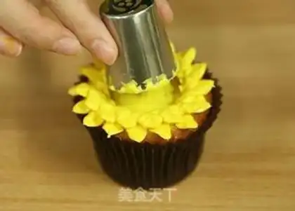 Make Sunflower fencake step 9
