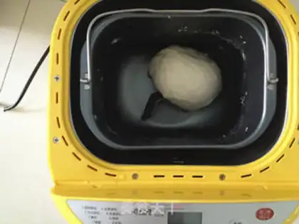Make Mickey squeezed bread step 1
