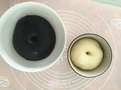 Make Mickey squeezed bread step 4