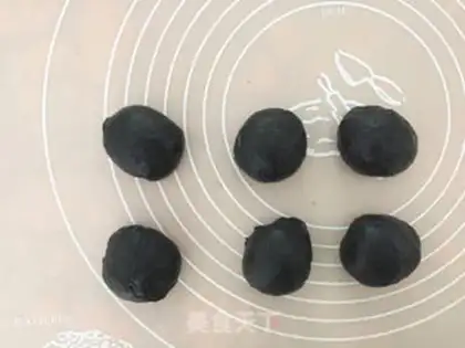 Make Mickey squeezed bread step 5