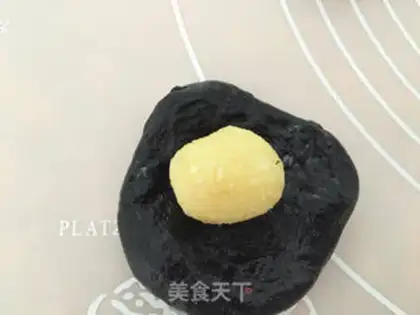 Make Mickey squeezed bread step 6