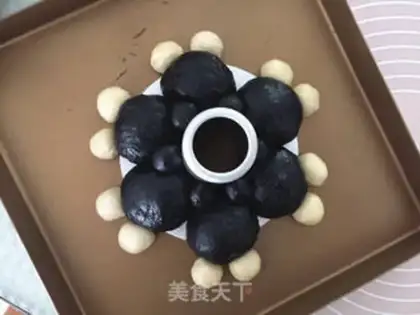 Make Mickey squeezed bread step 9