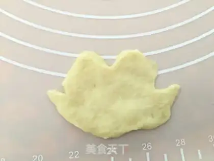 Make Mickey squeezed bread step 10