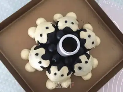 Make Mickey squeezed bread step 12