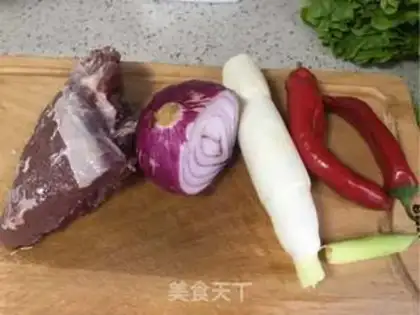 Make Onion onions and fried beef step 0
