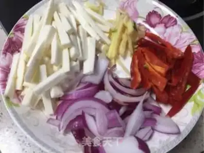 Make Onion onions and fried beef step 1