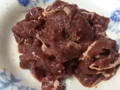 Make Onion onions and fried beef step 2