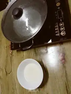 Make Red sugar and eggs and soup step 0