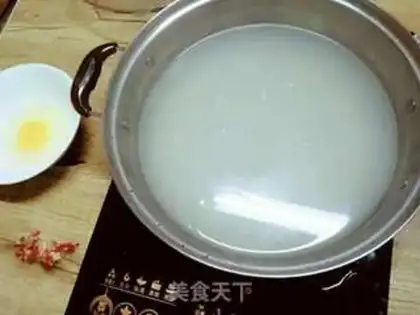 Make Red sugar and eggs and soup step 1