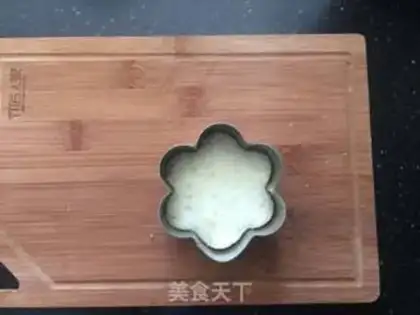 Make The white chocolate flower Domous step 8