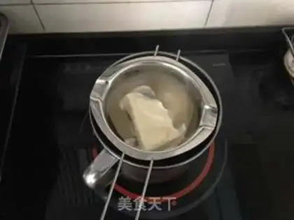 Make The white chocolate flower Domous step 10