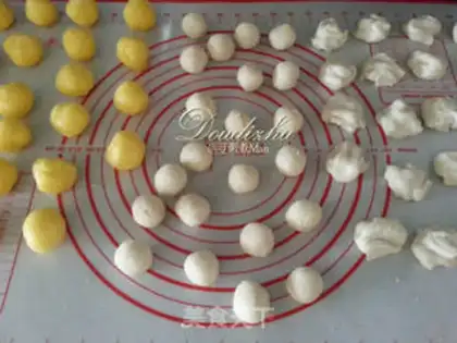 Make The white chocolate flower Domous step 14