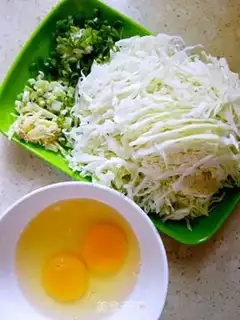 Make Cowbread fried eggs step 1