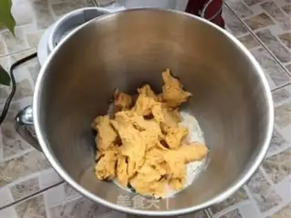 Make Chinese pumpkin toast step 5