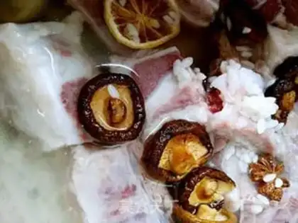 Make Chestnut potatoes with fried ribs step 1