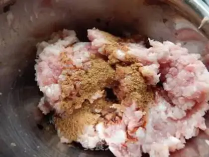 Make Piggy burgers, lettuce step 1