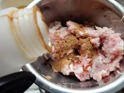 Make Piggy burgers, lettuce step 2