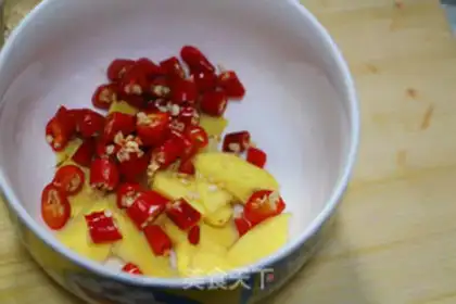 Make Spicy chicken feet step 1