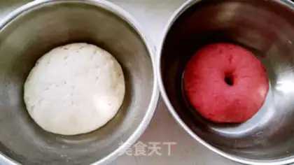 Make Two-coloured pig buns step 5