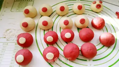 Make Two-coloured pig buns step 10