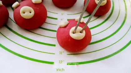 Make Two-coloured pig buns step 12