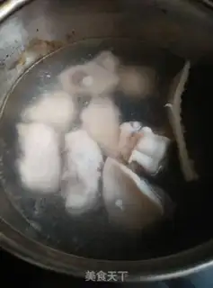 Make Pineapple ribbo hoof soup step 1