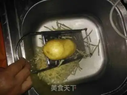 Make Salted eggs, fried potatoes step 1