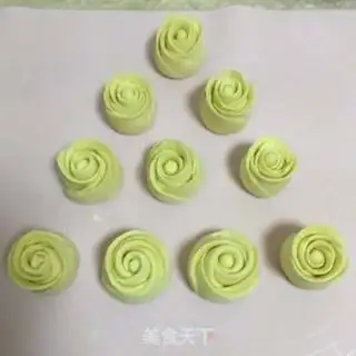 Make Milky rose buns step 3