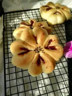 Make Four-leaf grass bread step 9