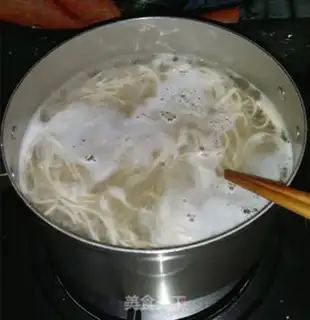 Make Korean chili noodles step 2