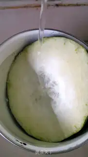 Make White soup, shrimp, melon step 0