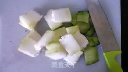 Make White soup, shrimp, melon step 1
