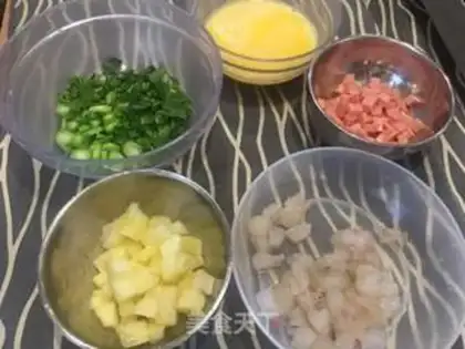 Make Pineapple rice step 2