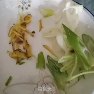 Make Tomato fried eggs step 1