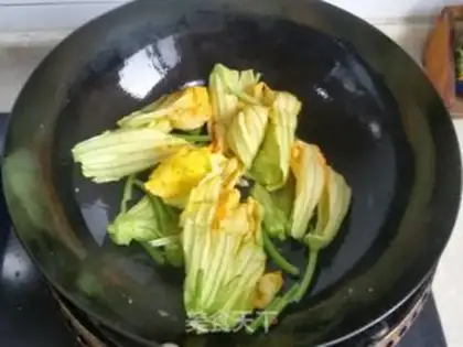 Make Pumpkin fried eggs step 5