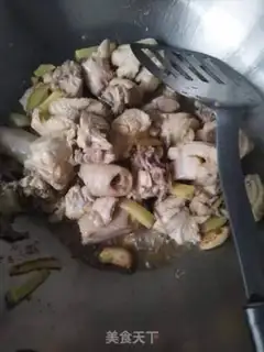 Make Spicy red chicken step 1