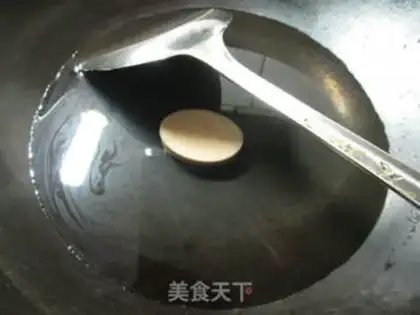 Make Egg chicken caterpillar noodles step 1