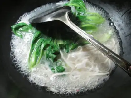 Make Egg chicken caterpillar noodles step 3