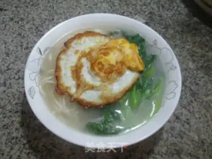 Make Egg chicken caterpillar noodles step 4