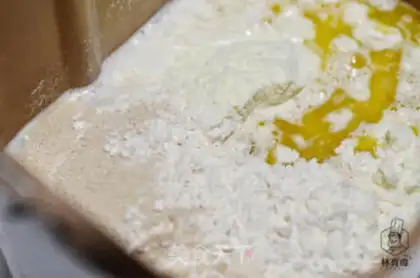 Make Autumn tuna pizza step 2