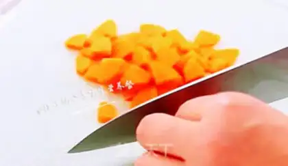 Make Tomato hands on noodles step 1