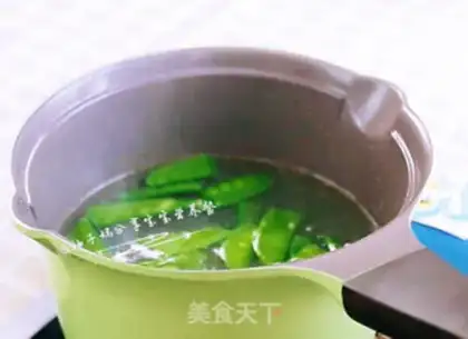 Make Tomato hands on noodles step 2